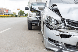 Accidente automovilístico que involucra a dos autos