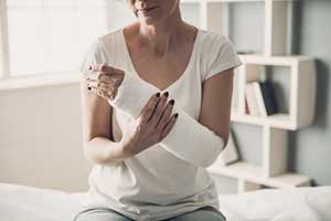 Mujer que se rompió el brazo en un accidente