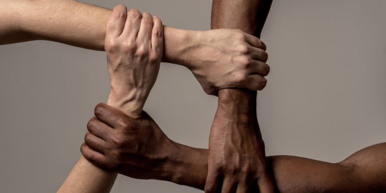 Imagen que representa la raza uniéndose contra la discriminación y el racismo