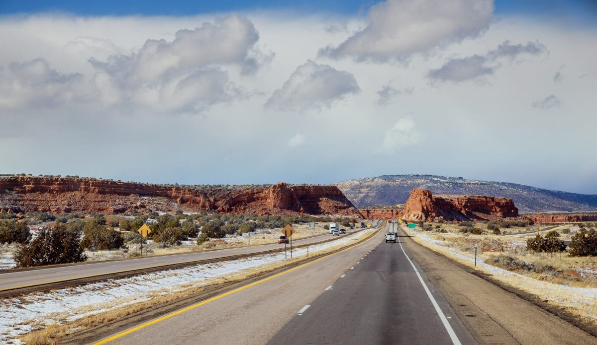 Camino recto y llano en la autopista en Nuevo México